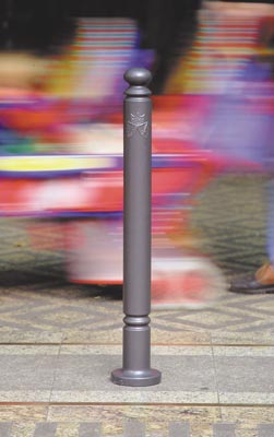 Stadtpoller Florenz aus Alu-Guß mit Stahlkern, RAL 7016 grau beschichtet, Gesamtlänge 1200 mm, zum Einbetonieren