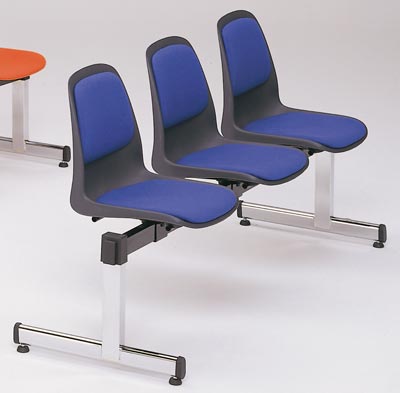 Traversenbank, Länge 1800 mm, 2 Sitze, mit Ablagetisch, Kunststoff-Sitzschalen schwarz, mit Sitz-/Rückenpolster blau