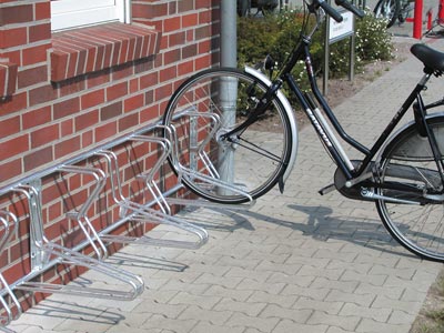 Fahrradständer Modell Arinos, Reihenständer zur Wandbefestigung, feuerverz., Hoch-Tiefstellung 90 Grad, 4er Stand, Gesamtlänge 1400 mm